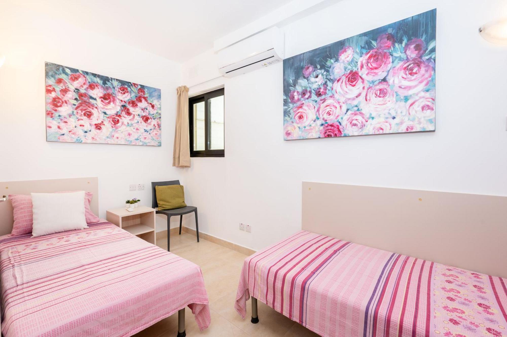 Islet Promenade Seafront Family With 2 Balconies By Getawaysmalta *